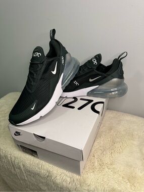 Women’s Nike Air Max 270 🐼